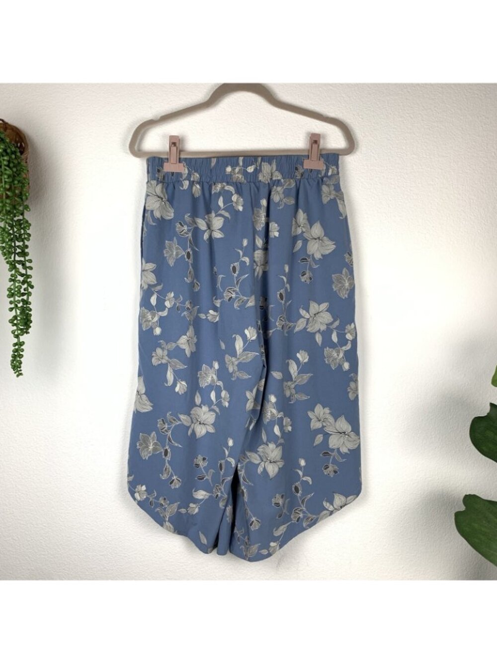 ✨3/$30 LOGO by Lori Goldstein 10 Blue Floral Print Gaucho Cropped Lounge Pants - Picture 2 of 6